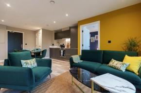 Emerald Elegance, 2Bed 2Bath Leeds Escape, Center & Stadium